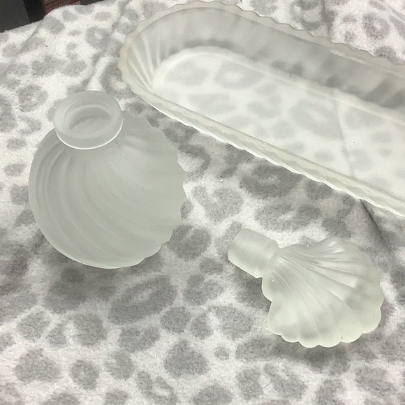 Vintage vanity tray frosted glass 3 bottles and tray included - Picture 4 of 9